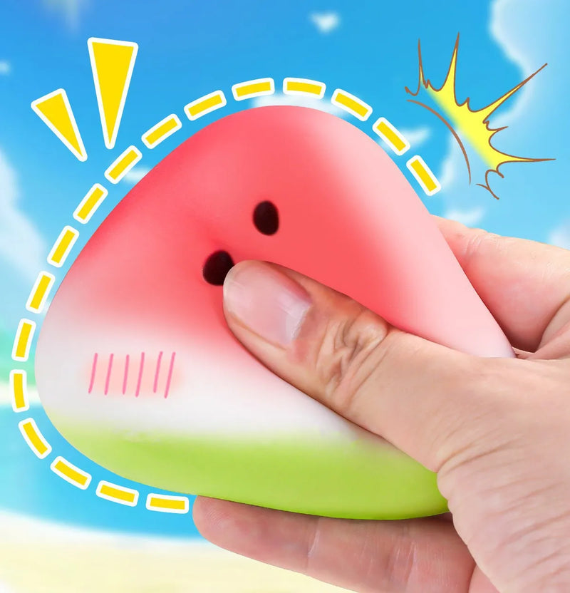 Mano apretando un squishy de sandía mini