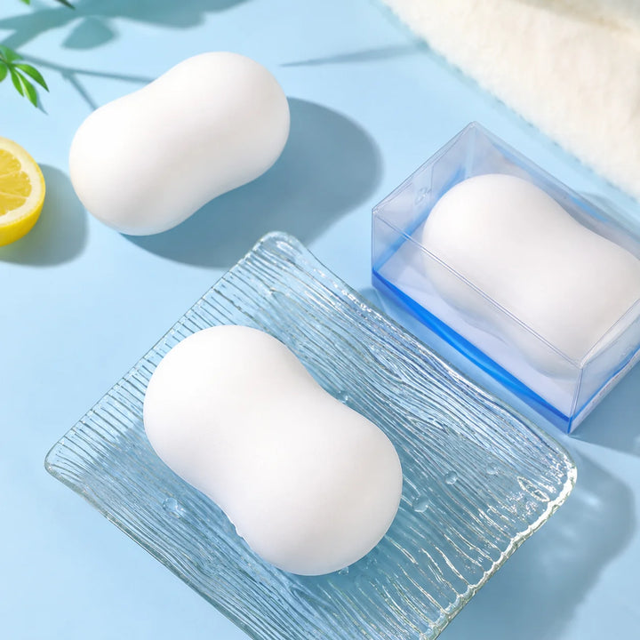 Tres squishies de bola suave sobre fondo celeste