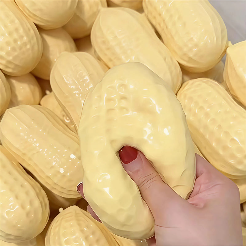 Mano apretando un squishy de maní