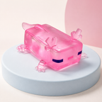 Squishy ajolote rosado transparente en fotografia de estudio