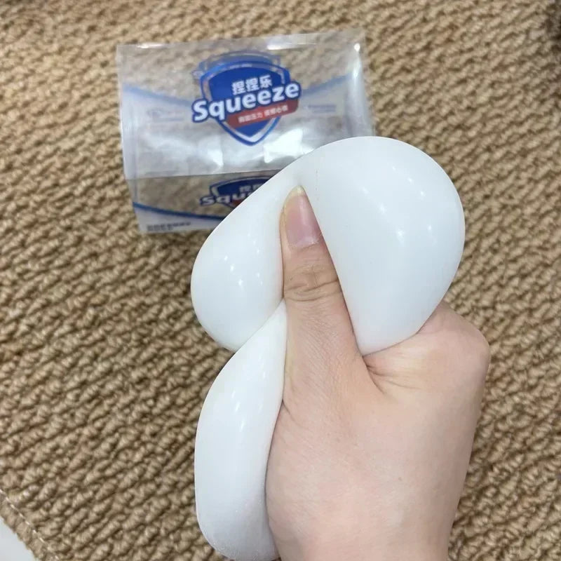 Mano apretando un squishy de bola suave