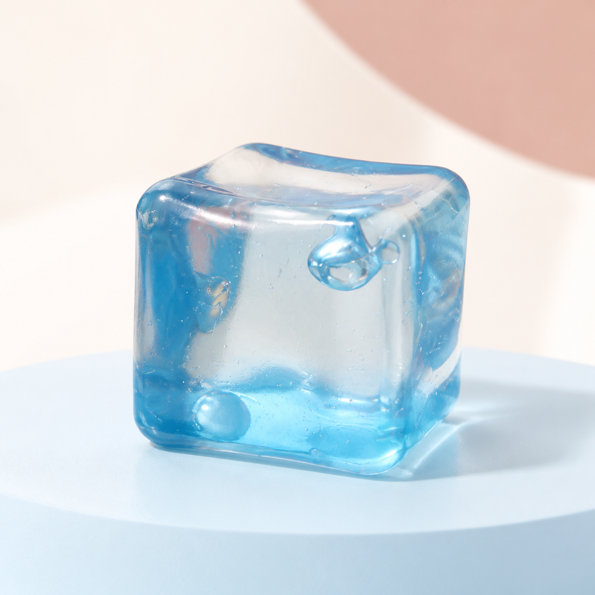 Squishy cubo de hielo azul transparente en fotografia de estudio