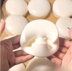 Squishy malvavisco blanco mostrando su textura flexible